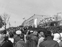  Митинг у мемориала у дворца имени Дзержинского. г. Пермь. [09.05.1975 г.] ПермГАСПИ. Загуляевы. Ф. 1524. ВПД