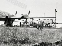 Подготовка пассажирских самолетов Ил-18 к полету в пермском аэропорту.  [1967 - 1970-е гг.] А.Зернин. ПермГАСПИ. Ф.1576 ВПД